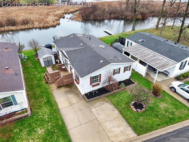 11542 Clearwater Dr, Fenton, MI 48430