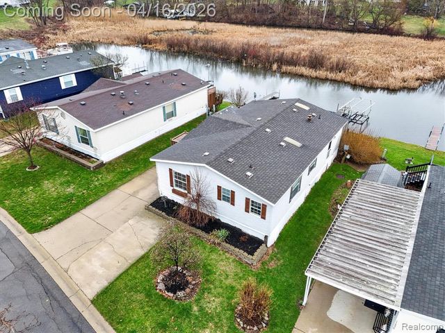 11542 Clearwater Dr, Fenton, MI 48430