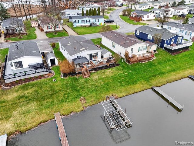 11542 Clearwater Dr, Fenton, MI 48430