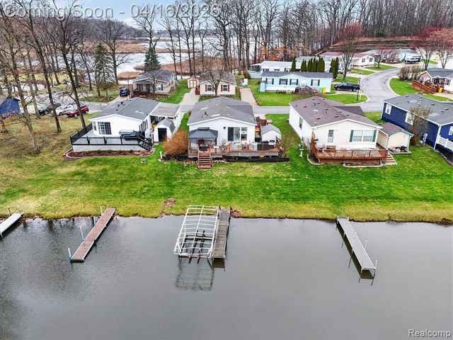 11542 Clearwater Dr, Fenton, MI 48430