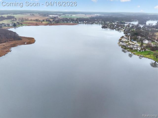 11542 Clearwater Dr, Fenton, MI 48430