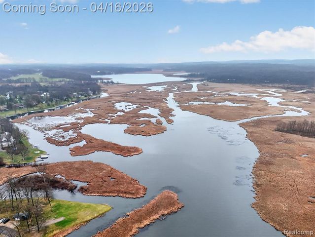 11542 Clearwater Dr, Fenton, MI 48430