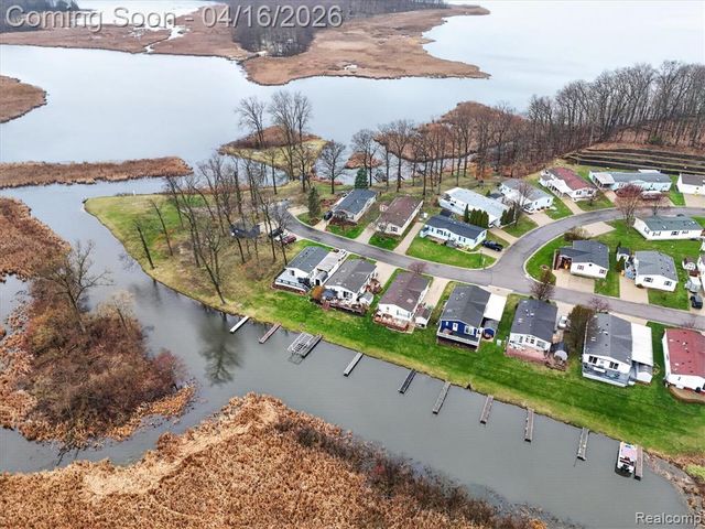 11542 Clearwater Dr, Fenton, MI 48430