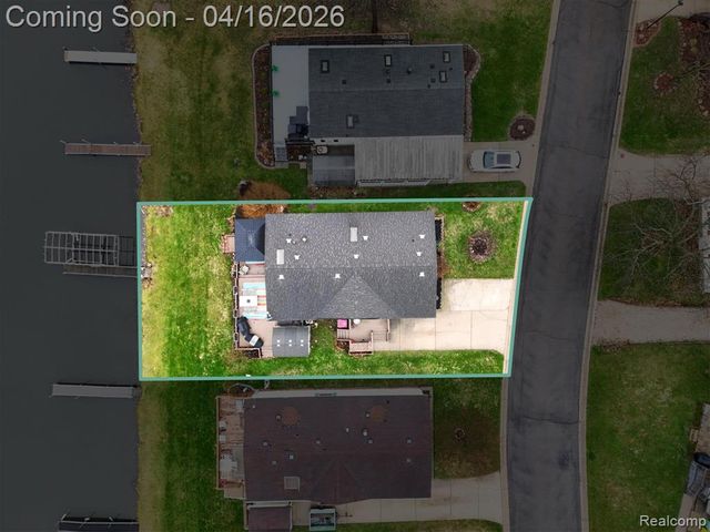 11542 Clearwater Dr, Fenton, MI 48430