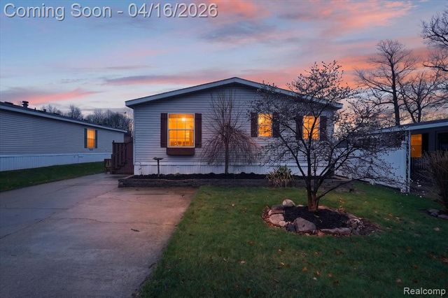 11542 Clearwater Dr, Fenton, MI 48430