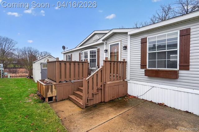 11542 Clearwater Dr, Fenton, MI 48430