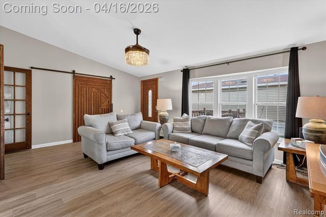 11542 Clearwater Dr, Fenton, MI 48430