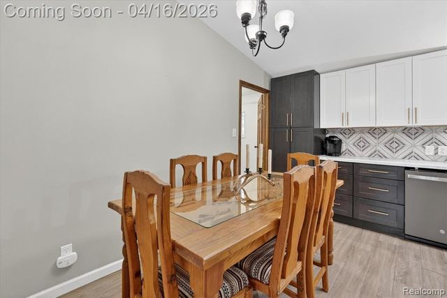 11542 Clearwater Dr, Fenton, MI 48430