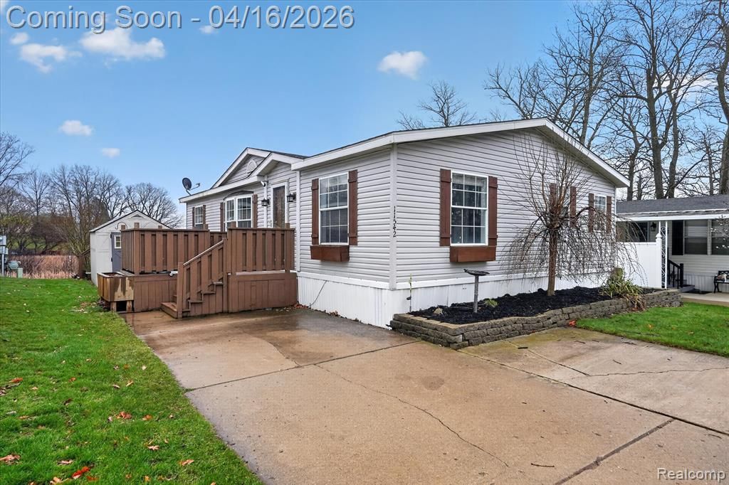 11542 Clearwater Dr, Fenton, MI 48430