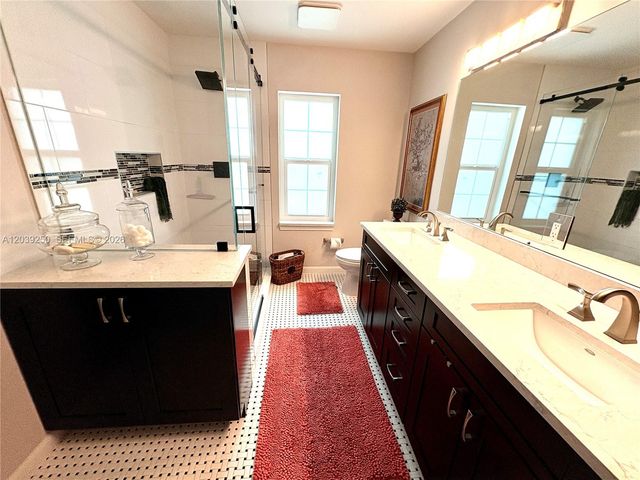 9481 Bradshaw Ln, Tamarac, FL 33321