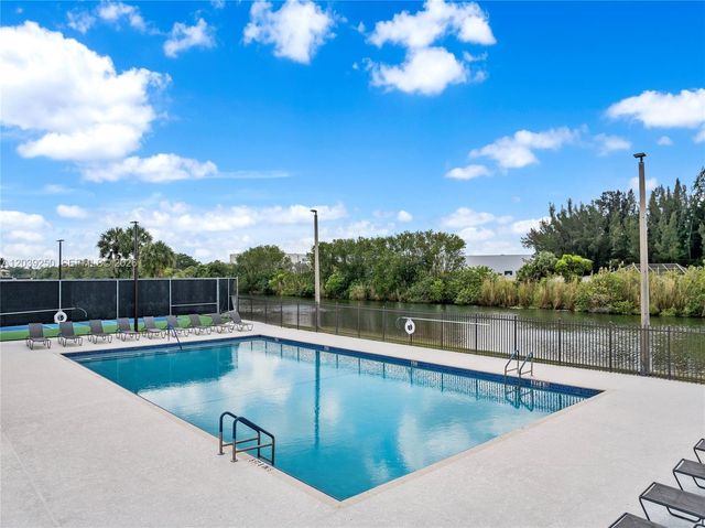 9481 Bradshaw Ln, Tamarac, FL 33321