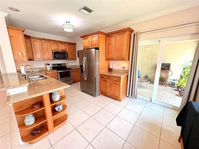 9481 Bradshaw Ln, Tamarac, FL 33321