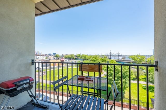 15 Tichenor Ln 406, Newark City, NJ 07114