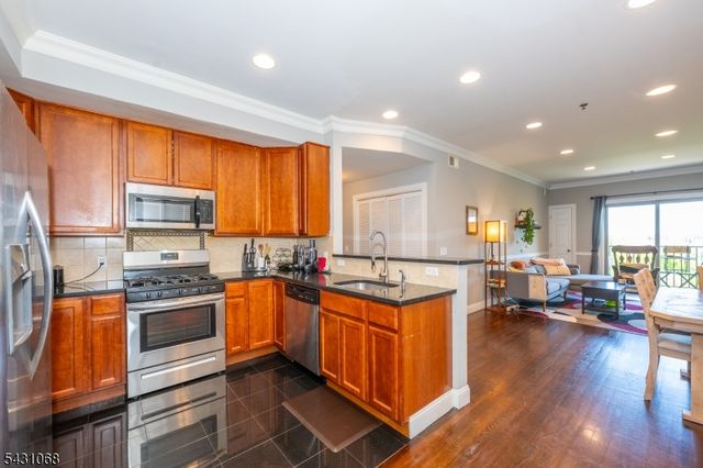 15 Tichenor Ln 406, Newark City, NJ 07114