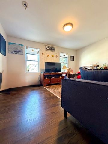 6 Saint Paul St 2, Salem, MA 01970