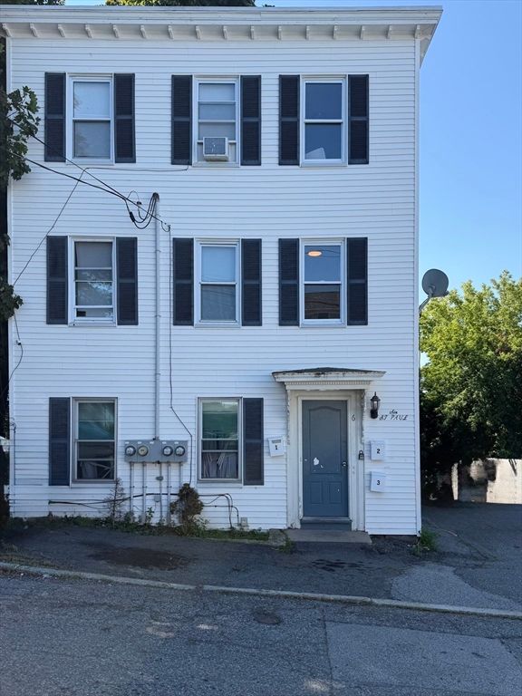 6 Saint Paul St 2, Salem, MA 01970