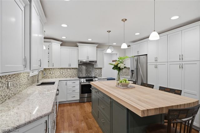 10376 Lake Meadows Drive, Strongsville, OH 44136