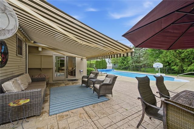 10376 Lake Meadows Drive, Strongsville, OH 44136