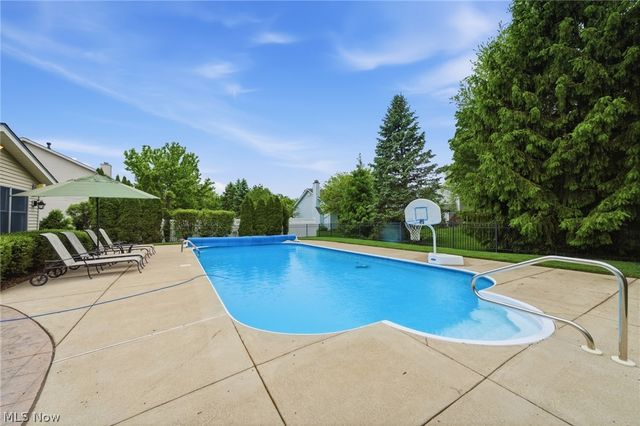 10376 Lake Meadows Drive, Strongsville, OH 44136