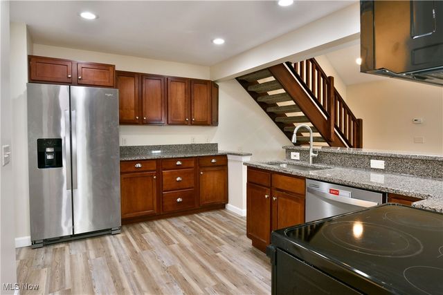 140 Fairway Place NW, Warren, OH 44483