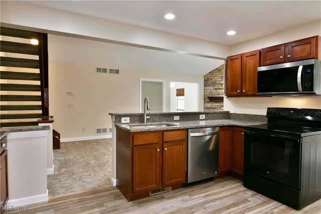 140 Fairway Place NW, Warren, OH 44483