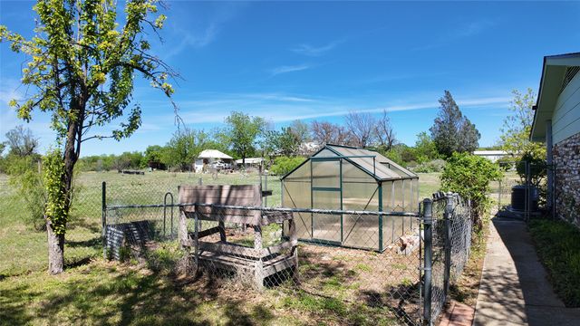 1301 N Reilley Street N, Goldthwaite, TX 76844
