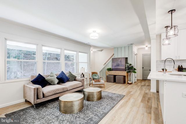 8407 HULL DR, Glenside, PA 19038