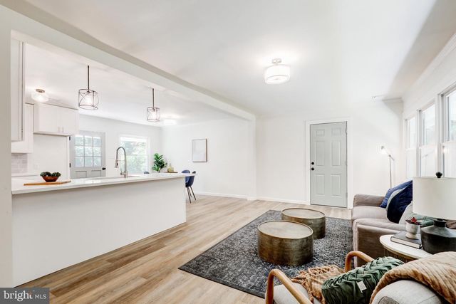 8407 HULL DR, Glenside, PA 19038