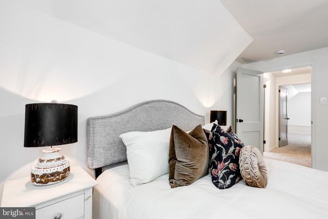 8407 HULL DR, Glenside, PA 19038