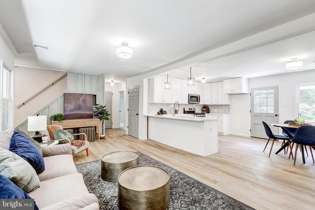 8407 HULL DR, Glenside, PA 19038