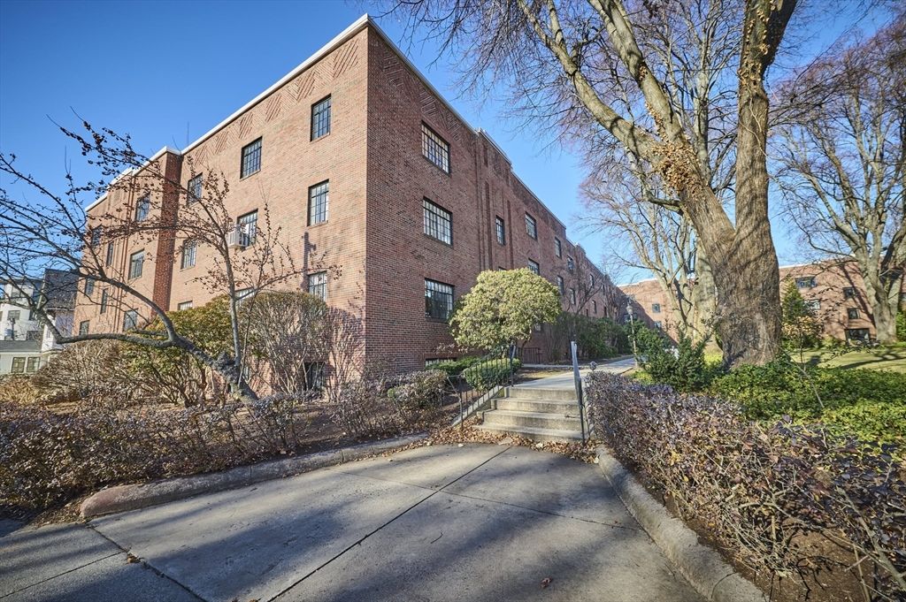 100 Sewall Ave 5, Brookline, MA 02446