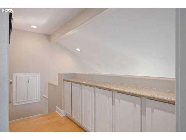 1915 HEITZMAN Way, Eugene, OR 97402