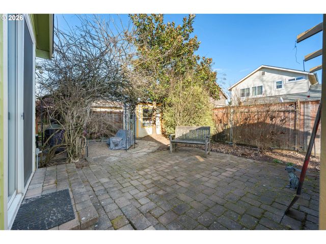 1915 HEITZMAN Way, Eugene, OR 97402