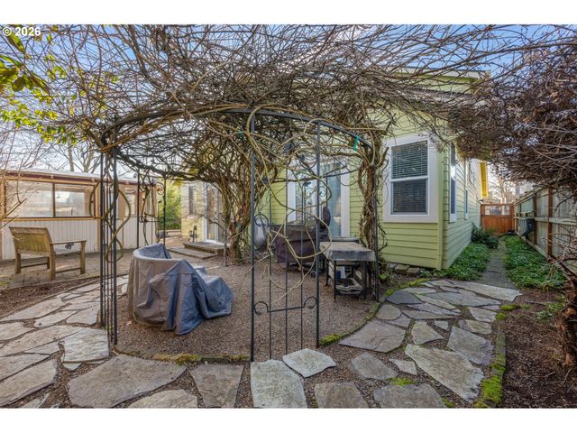 1915 HEITZMAN Way, Eugene, OR 97402