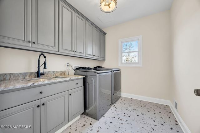 8 Saxon Court, Freehold, NJ 07728