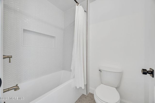 8 Saxon Court, Freehold, NJ 07728