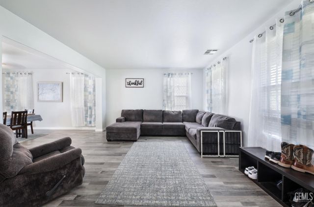 5905 Penn Station Lane, Bakersfield, CA 93311