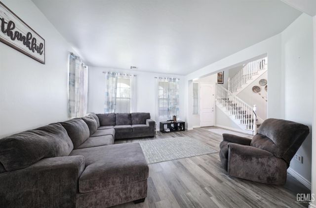 5905 Penn Station Lane, Bakersfield, CA 93311