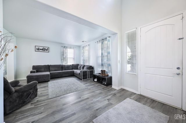 5905 Penn Station Lane, Bakersfield, CA 93311