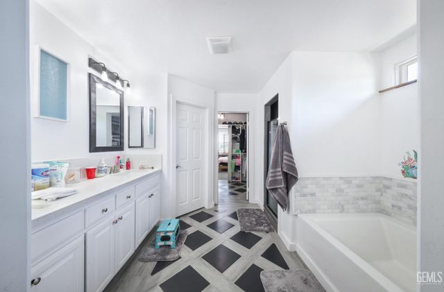 5905 Penn Station Lane, Bakersfield, CA 93311