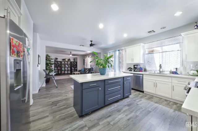 5905 Penn Station Lane, Bakersfield, CA 93311