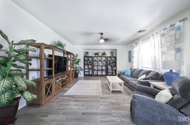 5905 Penn Station Lane, Bakersfield, CA 93311