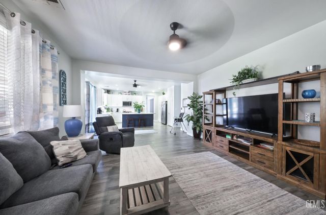 5905 Penn Station Lane, Bakersfield, CA 93311