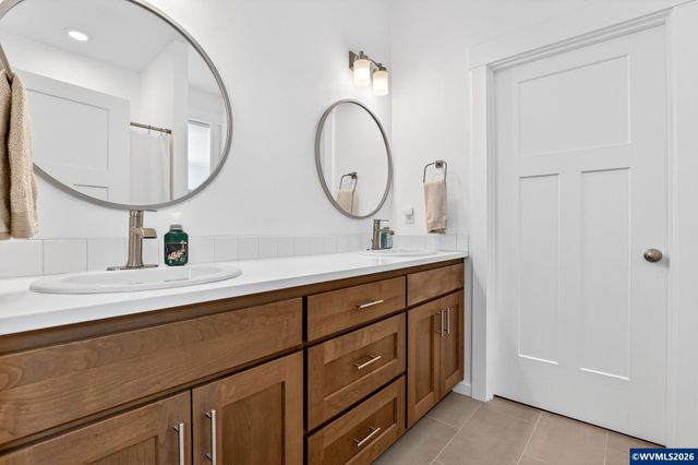 872 Laurel Pl, Silverton, OR 97381