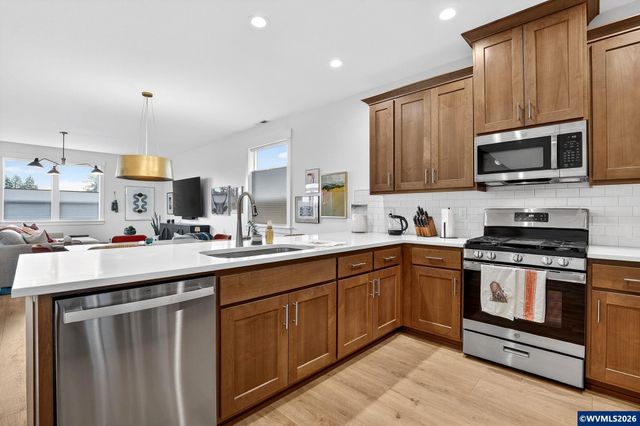 872 Laurel Pl, Silverton, OR 97381