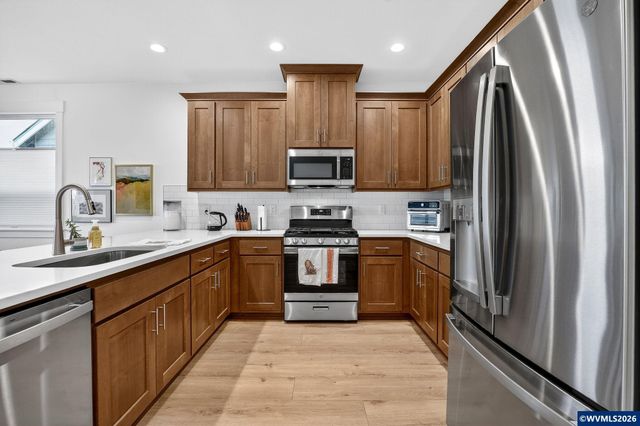 872 Laurel Pl, Silverton, OR 97381