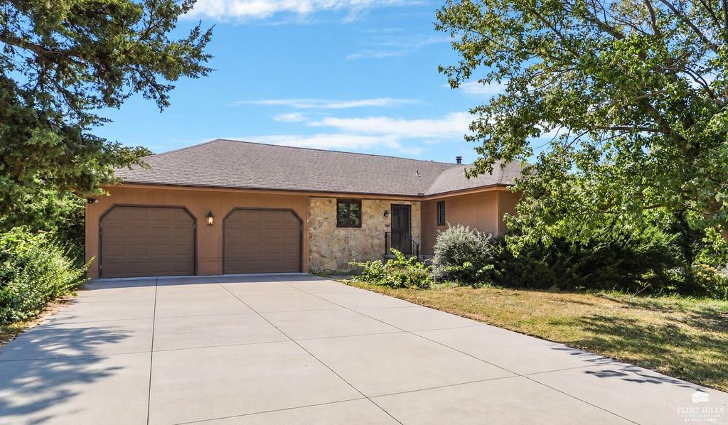 1903 Crescent Drive, Manhattan, KS 66503