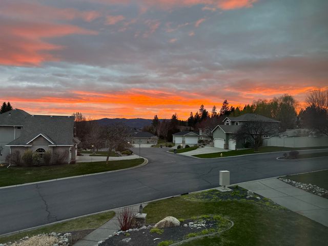 17201 E Galaxy Ln, Greenacres, WA 99016