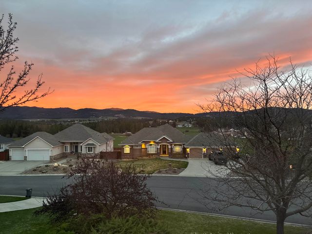 17201 E Galaxy Ln, Greenacres, WA 99016