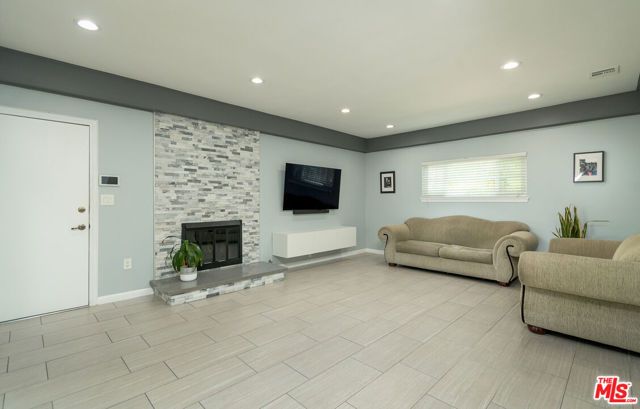 8471 Vine Valley Drive, Sun Valley (los Angeles), CA 91352